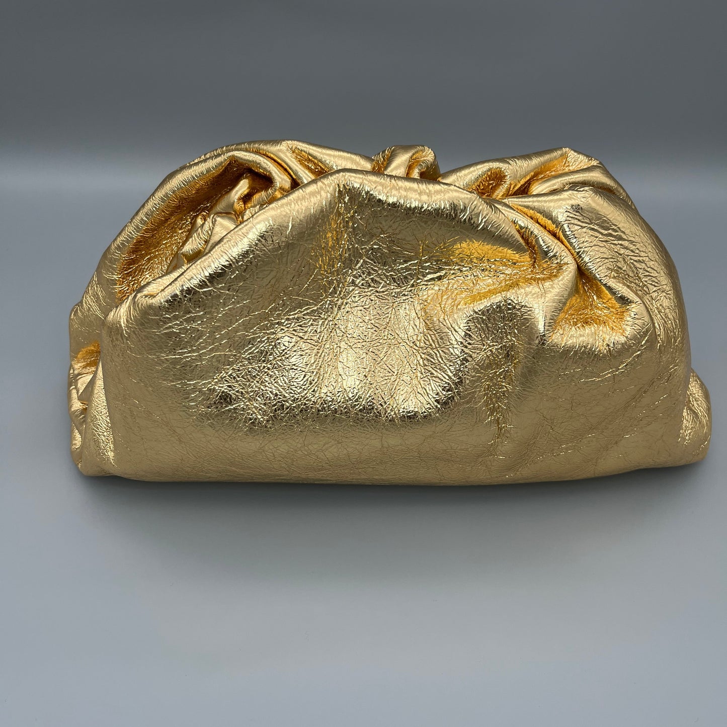 Bottega Veneta Pouch Clutch aus goldfarbendem Metallic-Leder - exklusive Designer-Bag für Abendlooks.