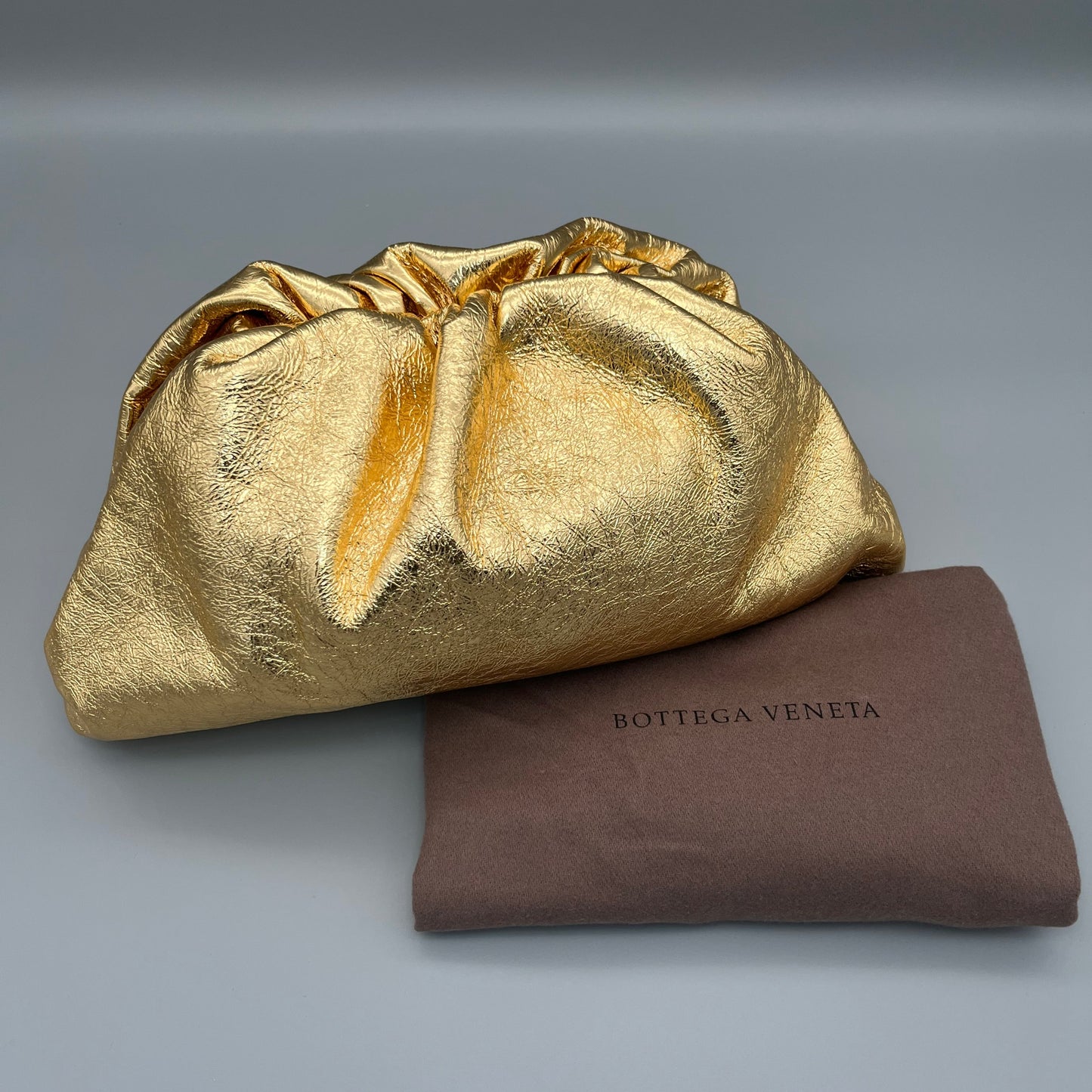 Bottega Veneta Pouch Clutch aus goldfarbendem Metallic-Leder - exklusive Designer-Bag für Abendlooks.