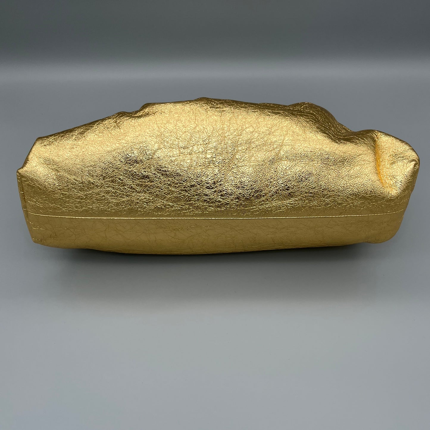 Bottega Veneta Pouch Clutch aus goldfarbendem Metallic-Leder - exklusive Designer-Bag für Abendlooks.