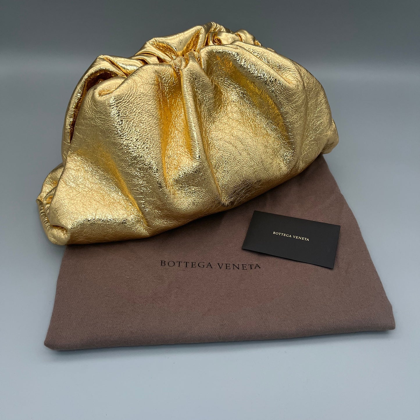 Bottega Veneta Pouch Clutch aus goldfarbendem Metallic-Leder - exklusive Designer-Bag für Abendlooks.