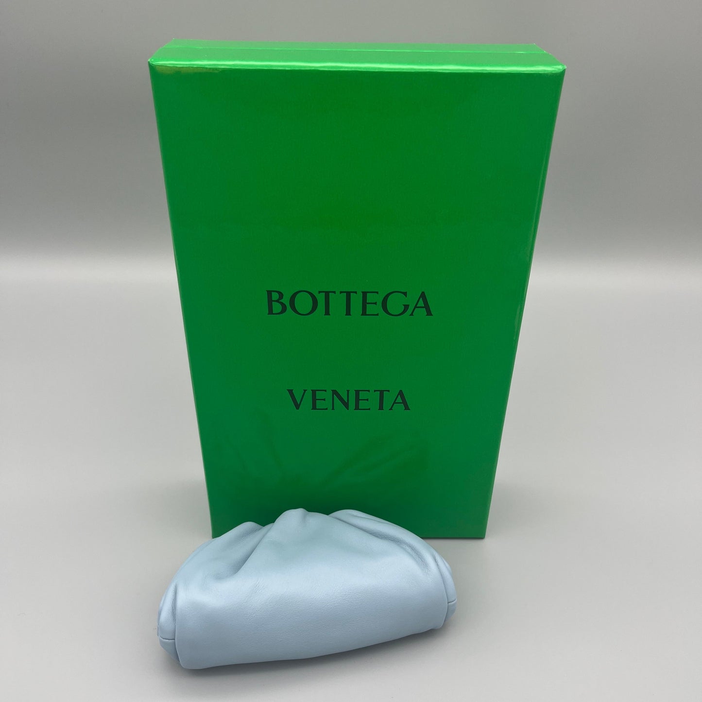 Bottega Veneta Micro Pouch aus hellblauem Leder mit Magnetverschluss - minimalistisch Mini-Bag für Essentials.