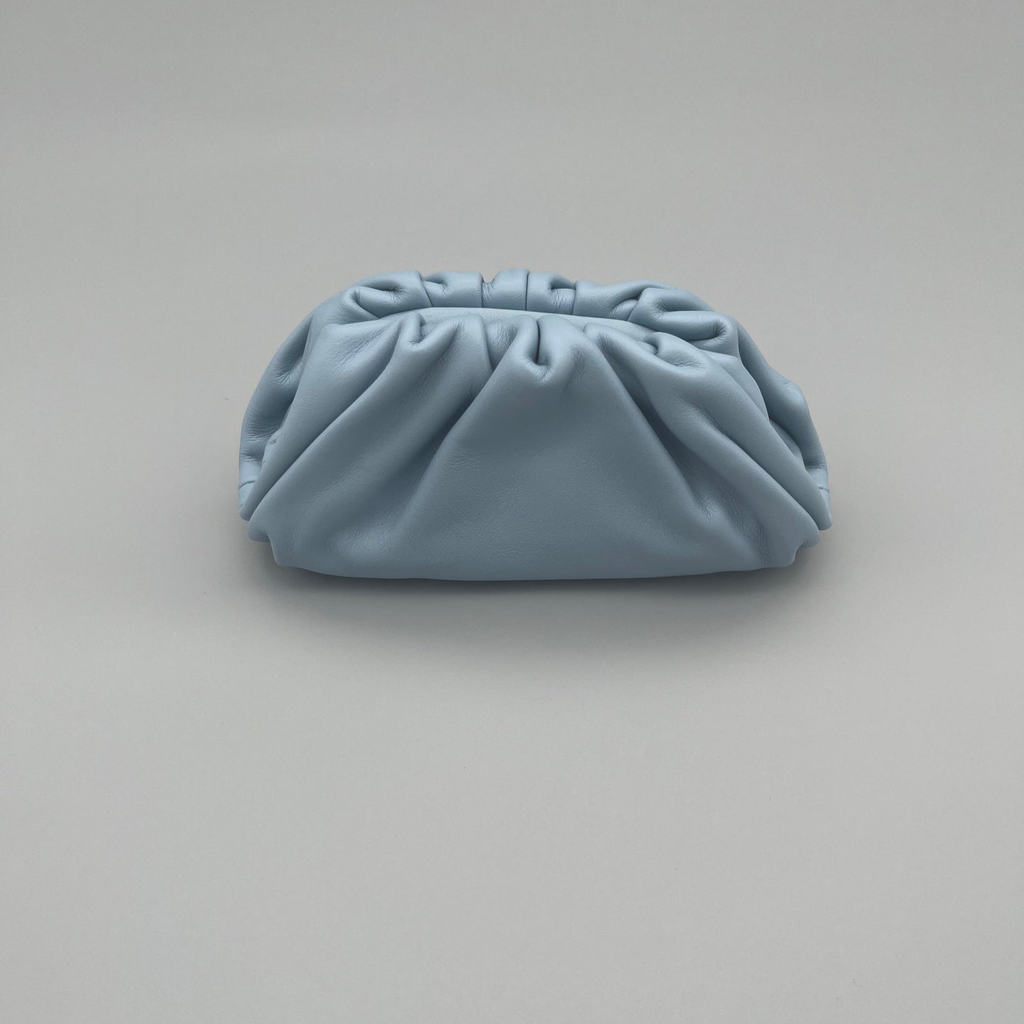 Bottega Veneta Micro Pouch aus hellblauem Leder mit Magnetverschluss - minimalistisch Mini-Bag für Essentials.