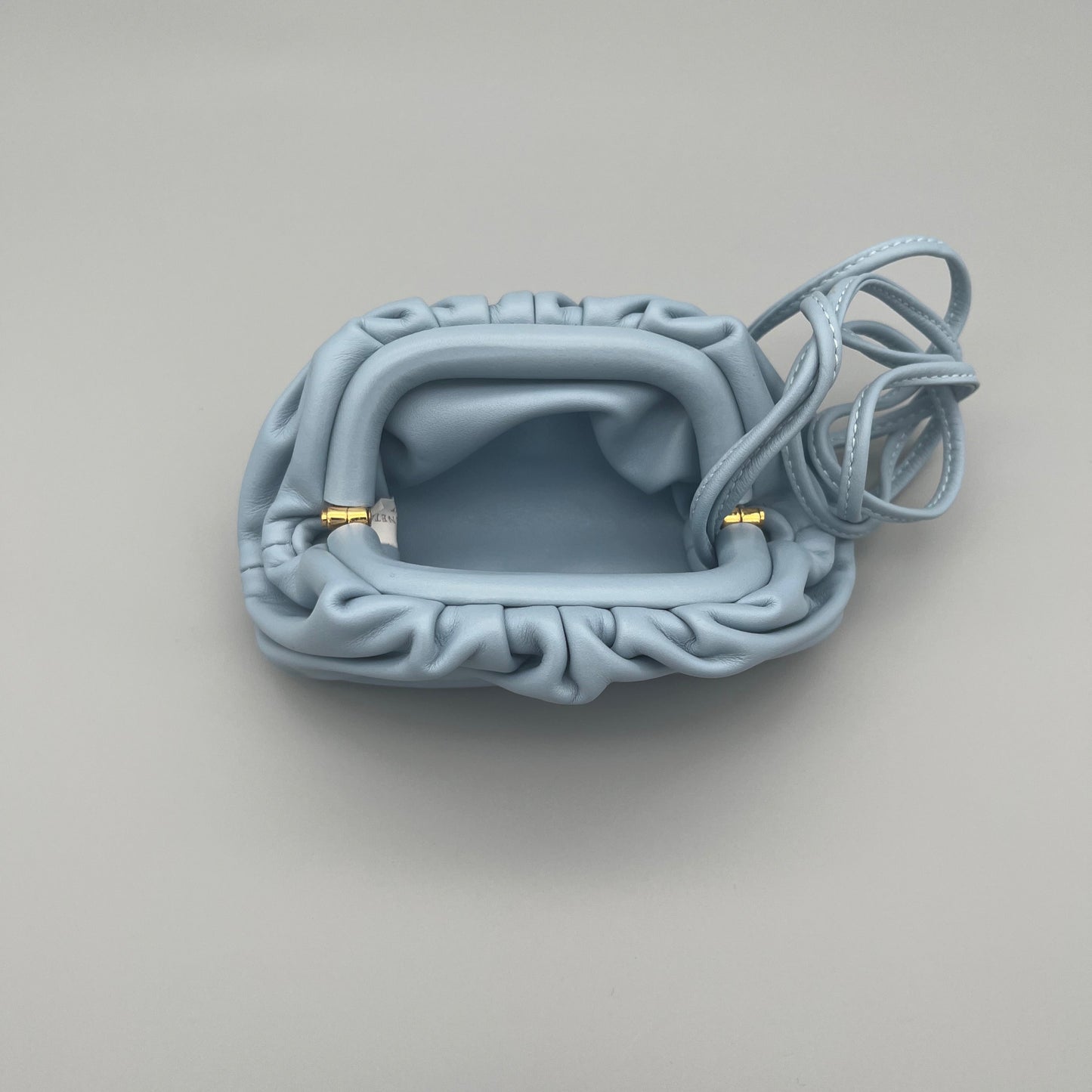 Bottega Veneta Micro Pouch aus hellblauem Leder mit Magnetverschluss - minimalistisch Mini-Bag für Essentials.