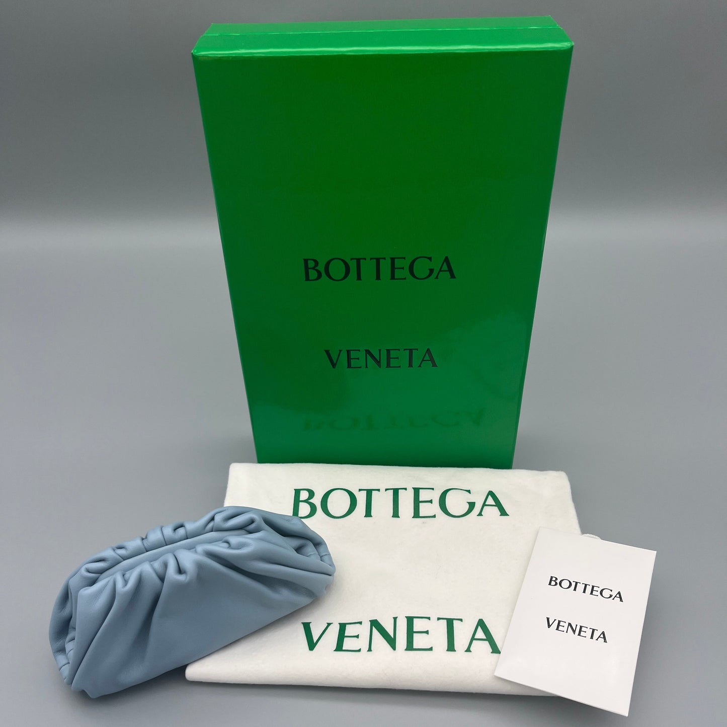Bottega Veneta Micro Pouch aus hellblauem Leder mit Magnetverschluss - minimalistisch Mini-Bag für Essentials.