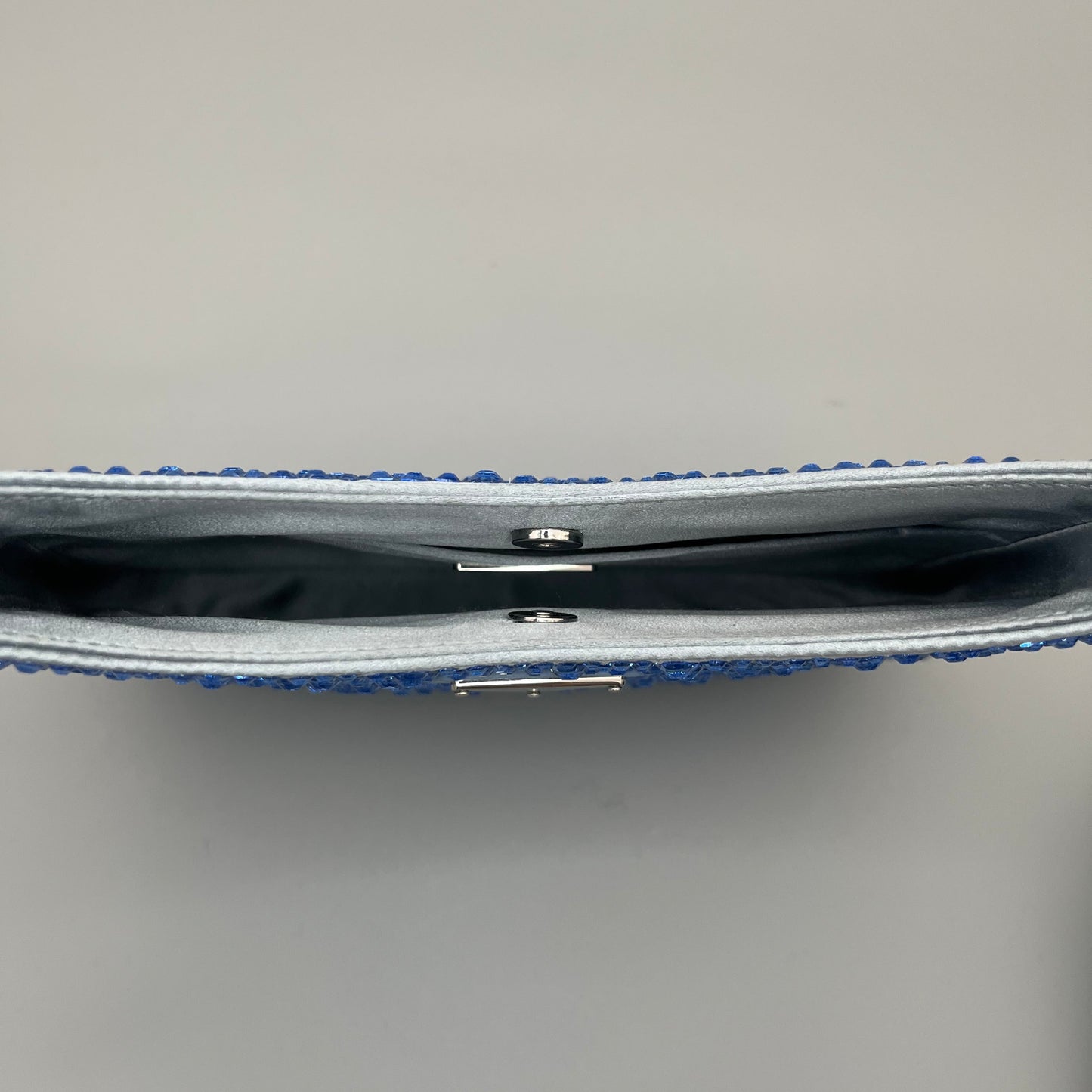 Prada Cleo Schultertasche in Blau mit funkelnden Kristallen - luxuriöse Designer-Bag für besondere Anlässe.