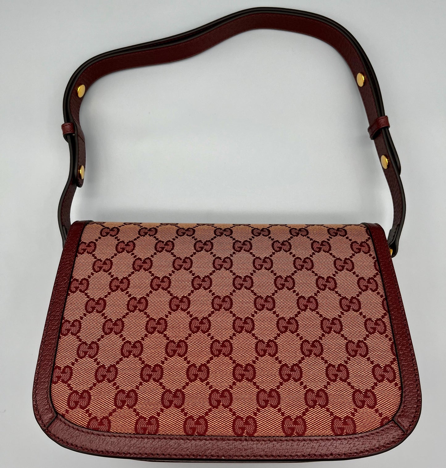 Gucci Horsebit 1955 Schultertasche aus bordeauxrotem Leder und GG Supreme Canvas mit goldener Horsebit-Schnalle - luxuriöser Klassiker aus dem Haus Gucci