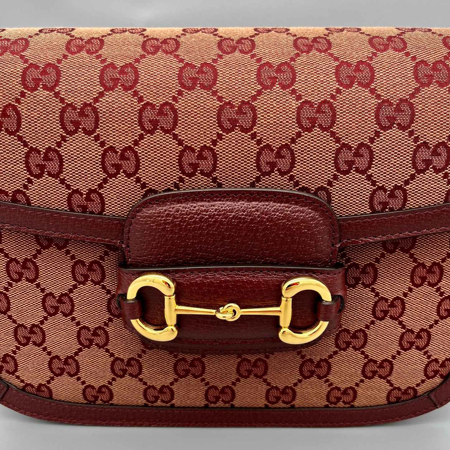 Gucci Horsebit 1955 Schultertasche aus bordeauxrotem Leder und GG Supreme Canvas mit goldener Horsebit-Schnalle - luxuriöser Klassiker aus dem Haus Gucci