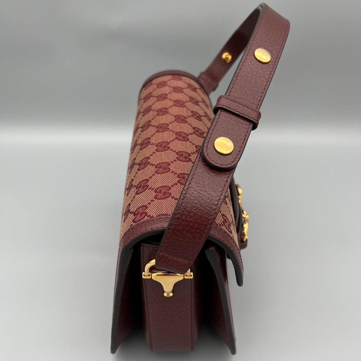 Gucci Horsebit 1955 Schultertasche aus bordeauxrotem Leder und GG Supreme Canvas mit goldener Horsebit-Schnalle - luxuriöser Klassiker aus dem Haus Gucci