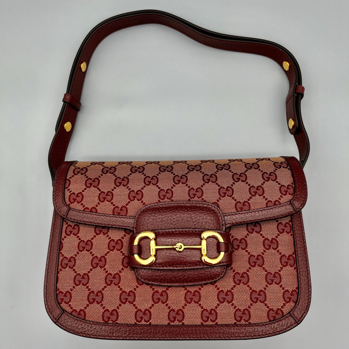 Gucci Horsebit 1955 Schultertasche aus bordeauxrotem Leder und GG Supreme Canvas mit goldener Horsebit-Schnalle - luxuriöser Klassiker aus dem Haus Gucci