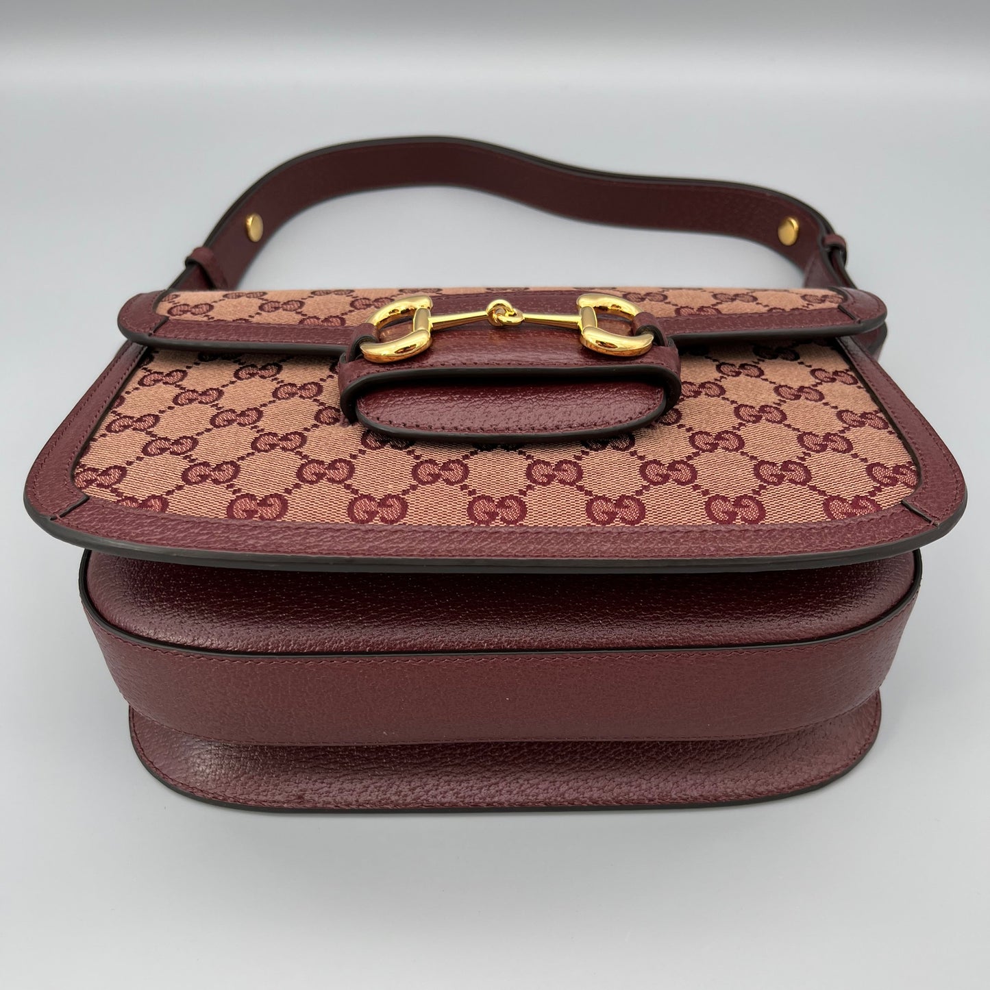 Gucci Horsebit 1955 Schultertasche aus bordeauxrotem Leder und GG Supreme Canvas mit goldener Horsebit-Schnalle - luxuriöser Klassiker aus dem Haus Gucci
