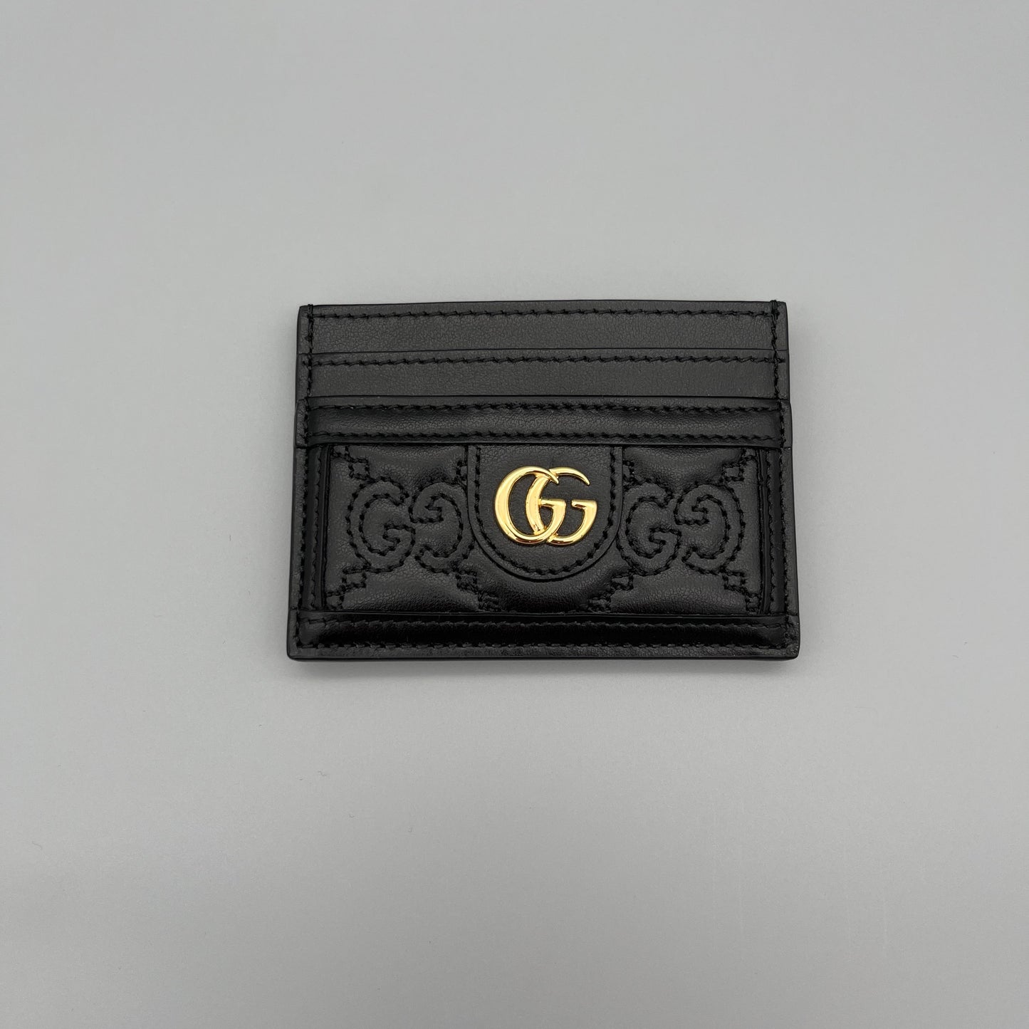 Gucci Kartenetui aus schwarzem Leder mit GG-Logo - elegantes Designer-Accessoire für Karten und Bargeld.