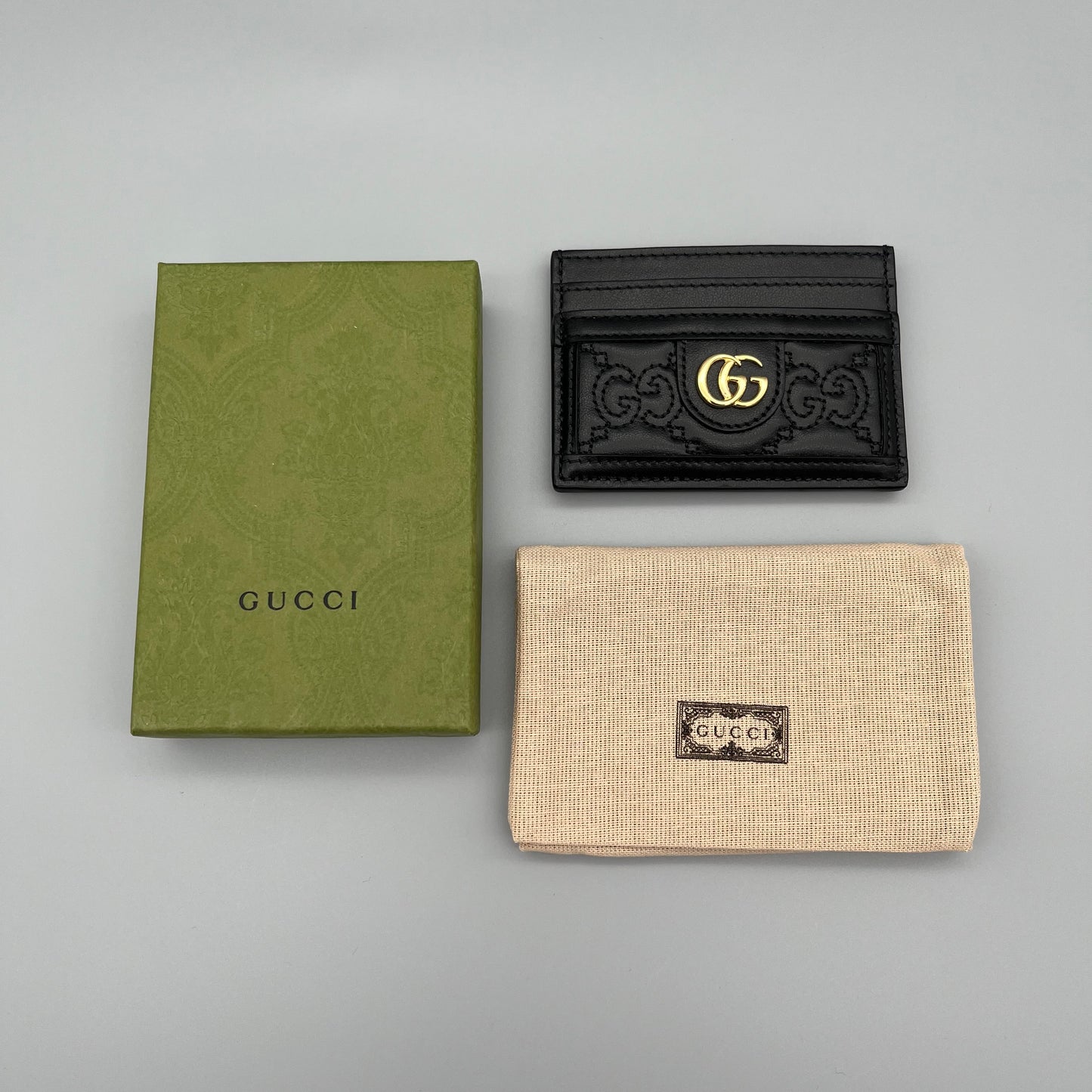 Gucci Kartenetui aus schwarzem Leder mit GG-Logo - elegantes Designer-Accessoire für Karten und Bargeld.