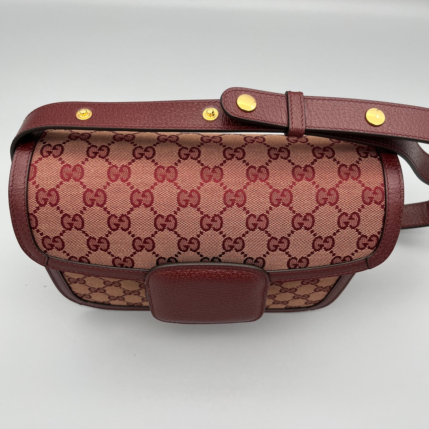 Gucci Horsebit 1955 Schultertasche aus bordeauxrotem Leder und GG Supreme Canvas mit goldener Horsebit-Schnalle - luxuriöser Klassiker aus dem Haus Gucci