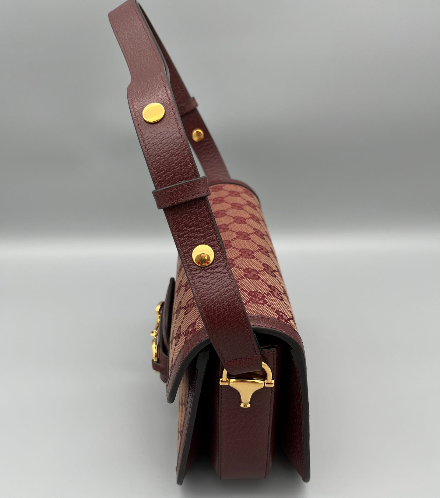 Gucci Horsebit 1955 Schultertasche aus bordeauxrotem Leder und GG Supreme Canvas mit goldener Horsebit-Schnalle - luxuriöser Klassiker aus dem Haus Gucci