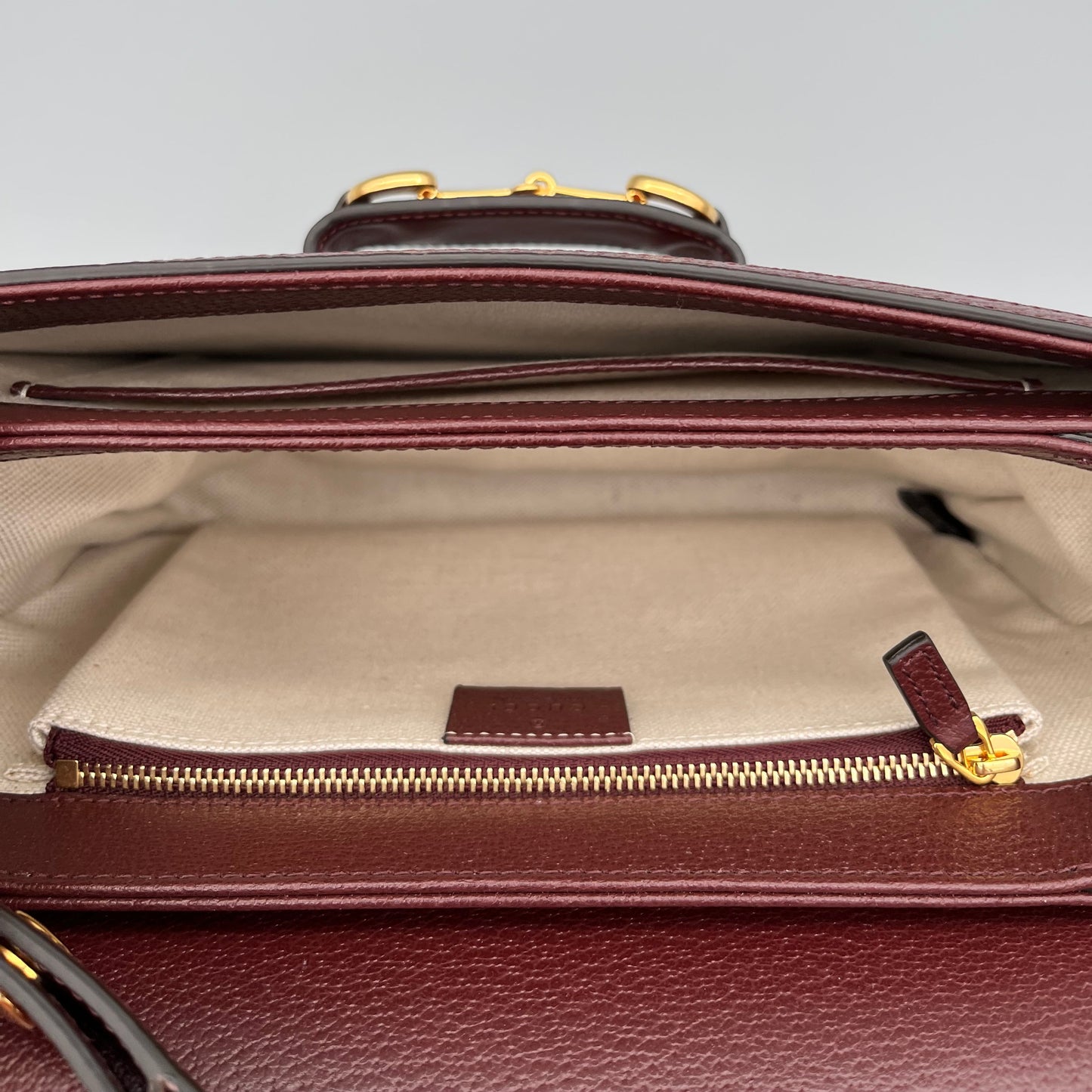 Gucci Horsebit 1955 Schultertasche aus bordeauxrotem Leder und GG Supreme Canvas mit goldener Horsebit-Schnalle - luxuriöser Klassiker aus dem Haus Gucci