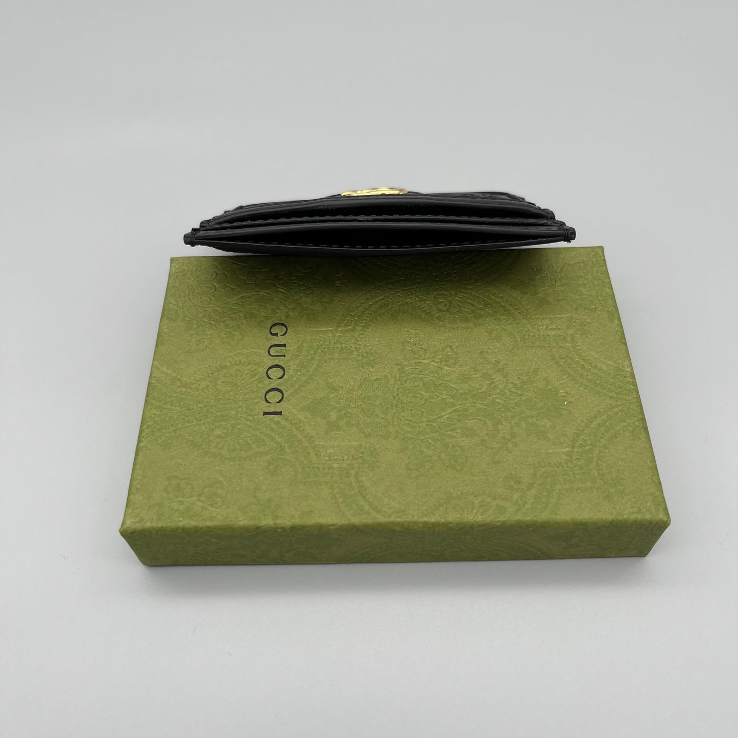 Gucci Kartenetui aus schwarzem Leder mit GG-Logo - elegantes Designer-Accessoire für Karten und Bargeld.