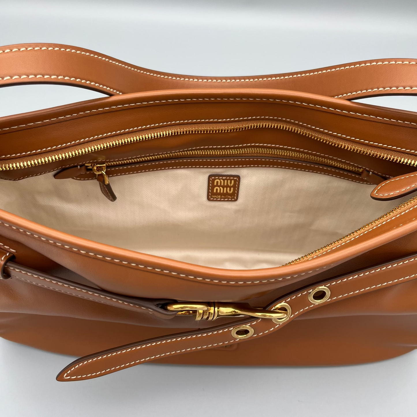 Miu Miu Aventure Bag in Cognac Braun – elegante Damen Handtasche aus italienischem Leder