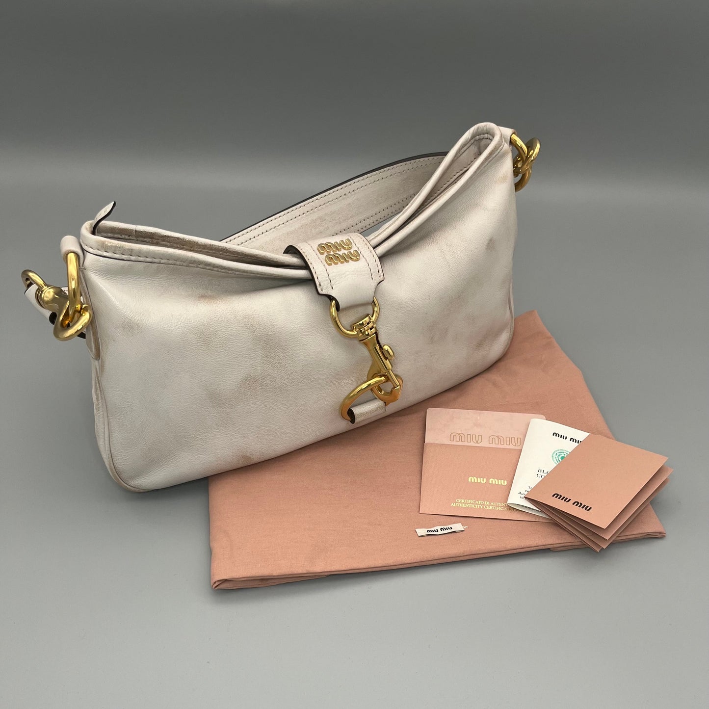 Miu Miu Schultertasche aus Off-White Leder mit goldenem Karabinerhaken zum schließen - elegante Designer-Tasche für den Alltag.