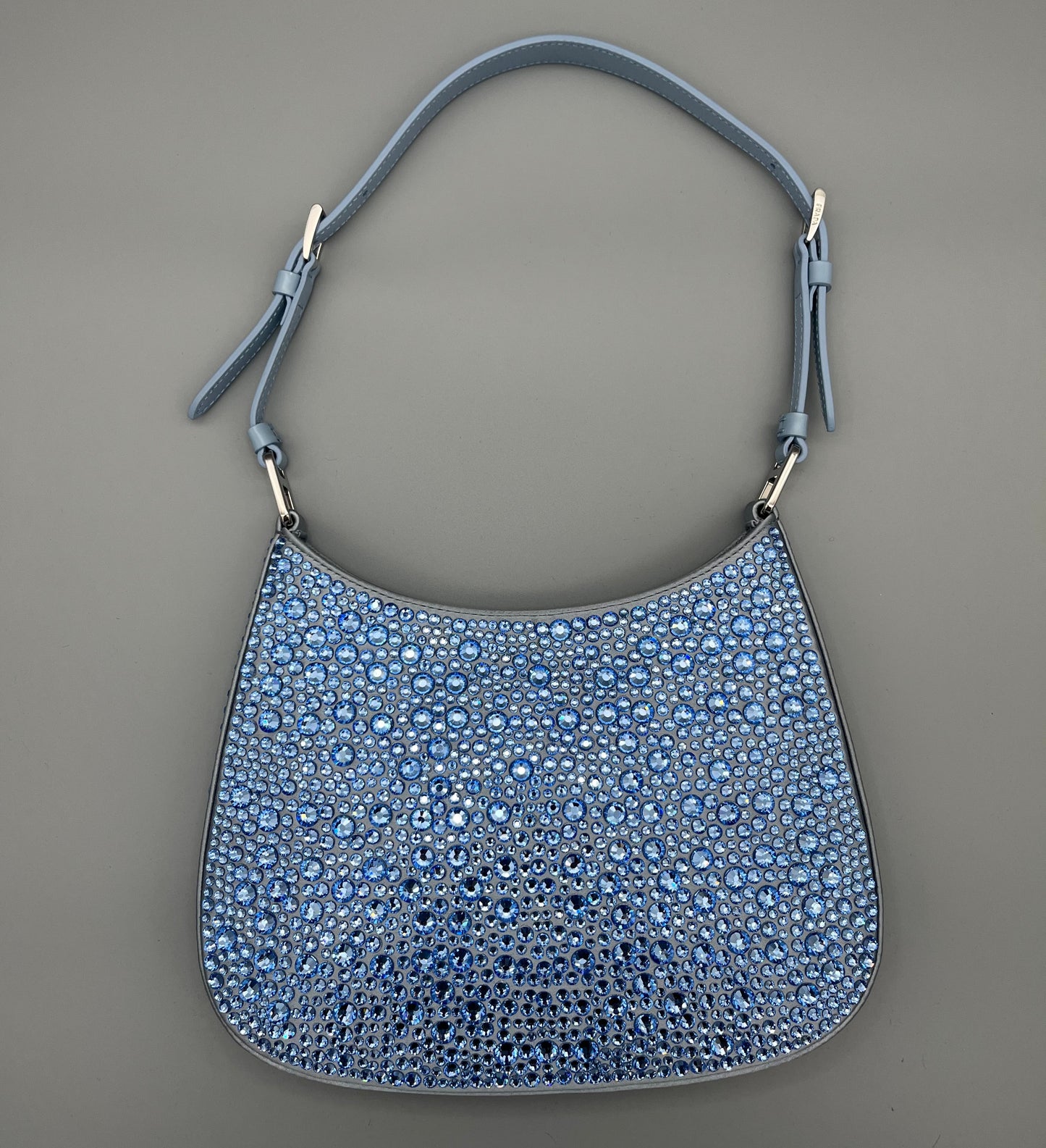Prada Cleo Schultertasche in Blau mit funkelnden Kristallen - luxuriöse Designer-Bag für besondere Anlässe.