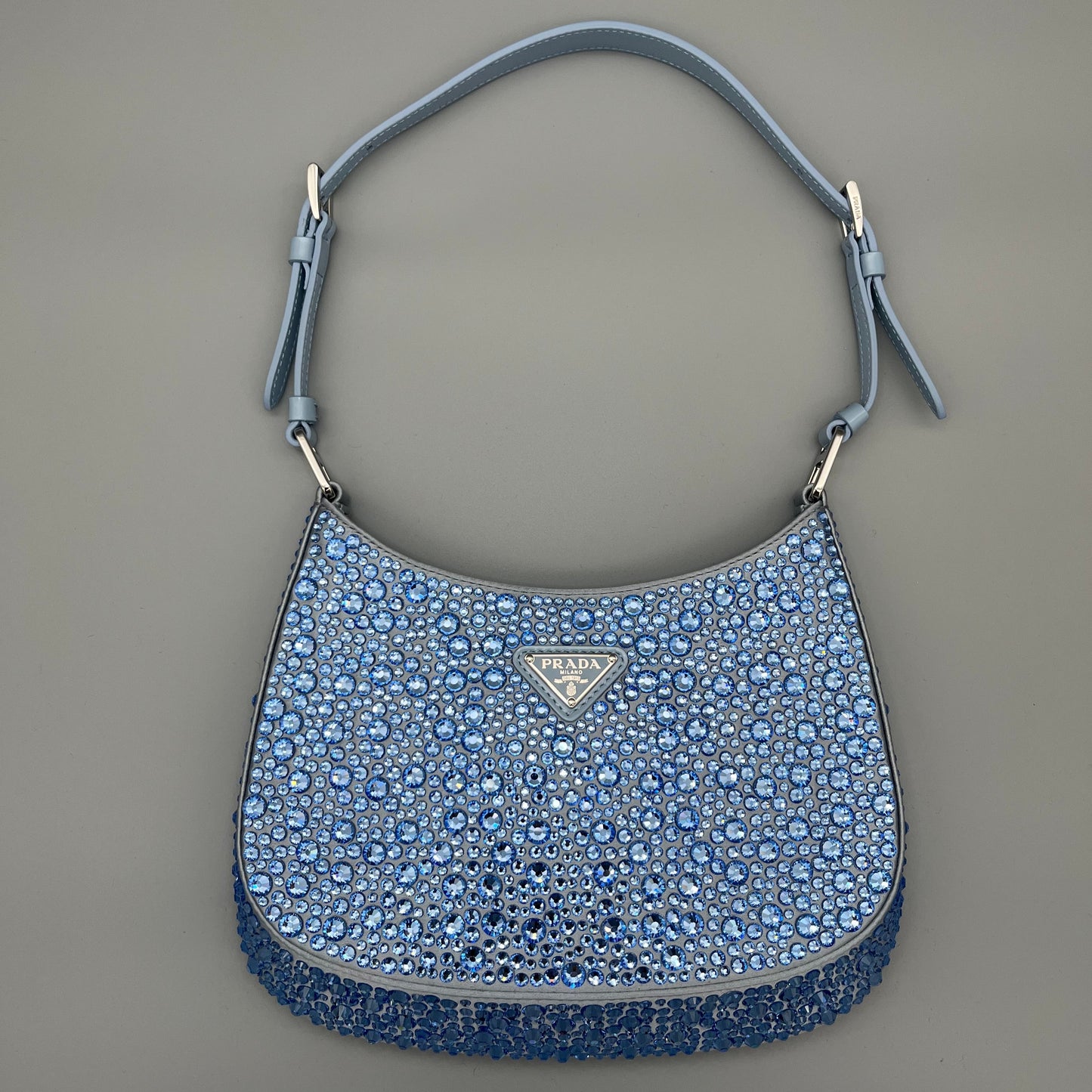 Prada Cleo Schultertasche in Blau mit funkelnden Kristallen - luxuriöse Designer-Bag für besondere Anlässe.