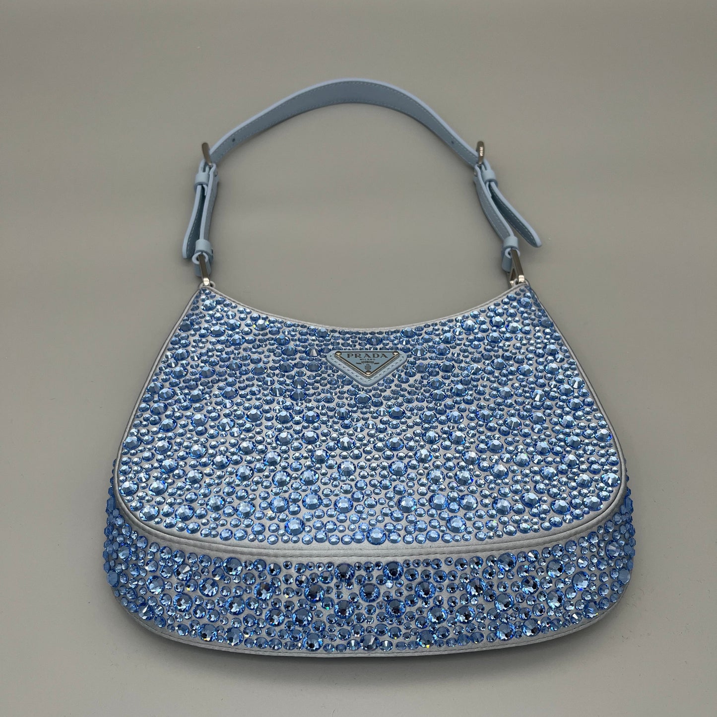 Prada Cleo Schultertasche in Blau mit funkelnden Kristallen - luxuriöse Designer-Bag für besondere Anlässe.
