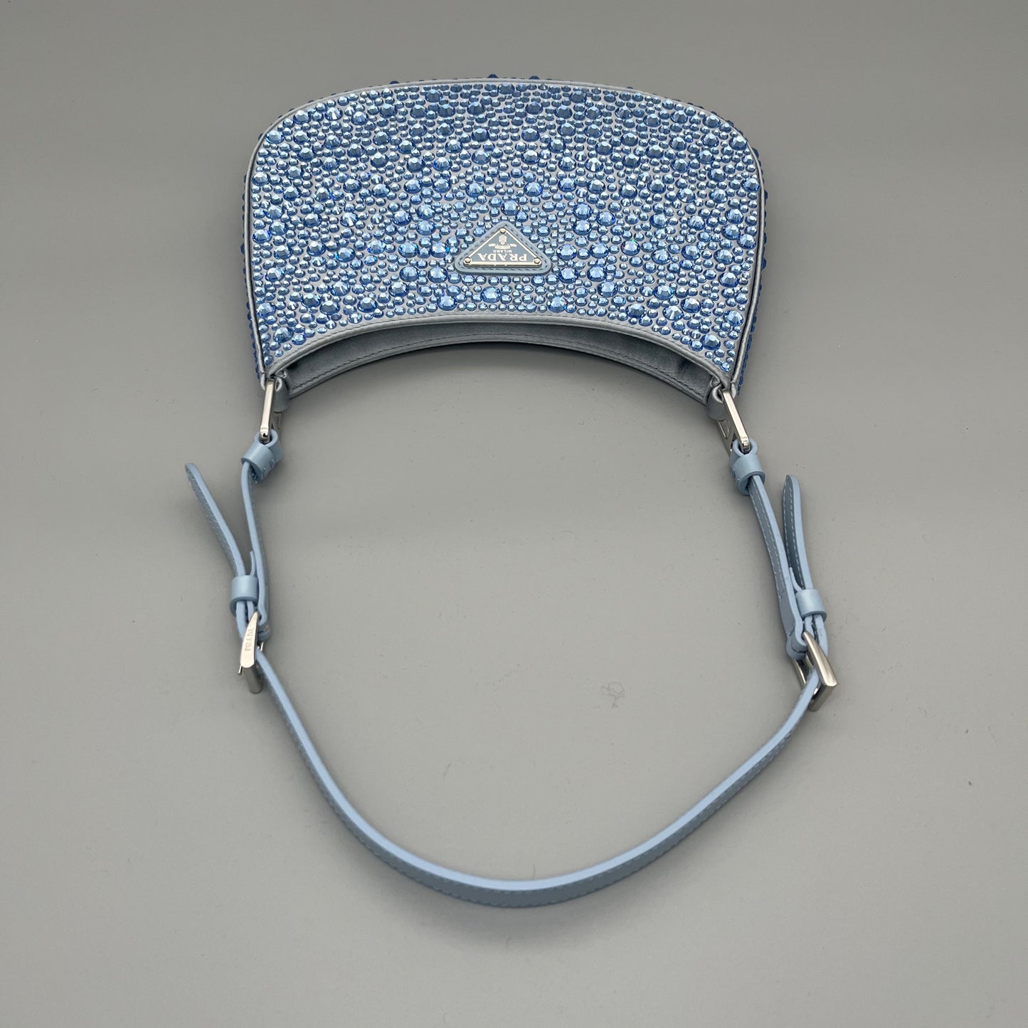 Prada Cleo Schultertasche in Blau mit funkelnden Kristallen - luxuriöse Designer-Bag für besondere Anlässe.
