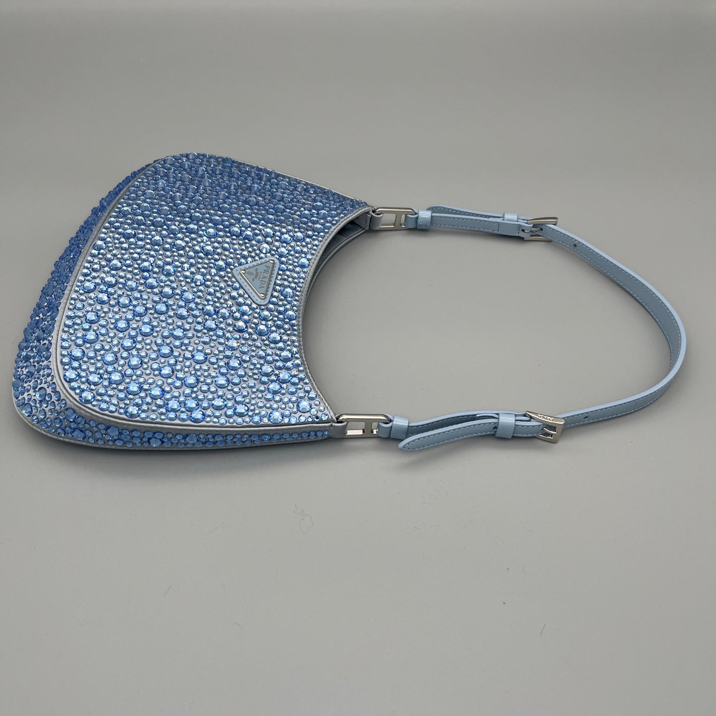 Prada Cleo Schultertasche in Blau mit funkelnden Kristallen - luxuriöse Designer-Bag für besondere Anlässe.