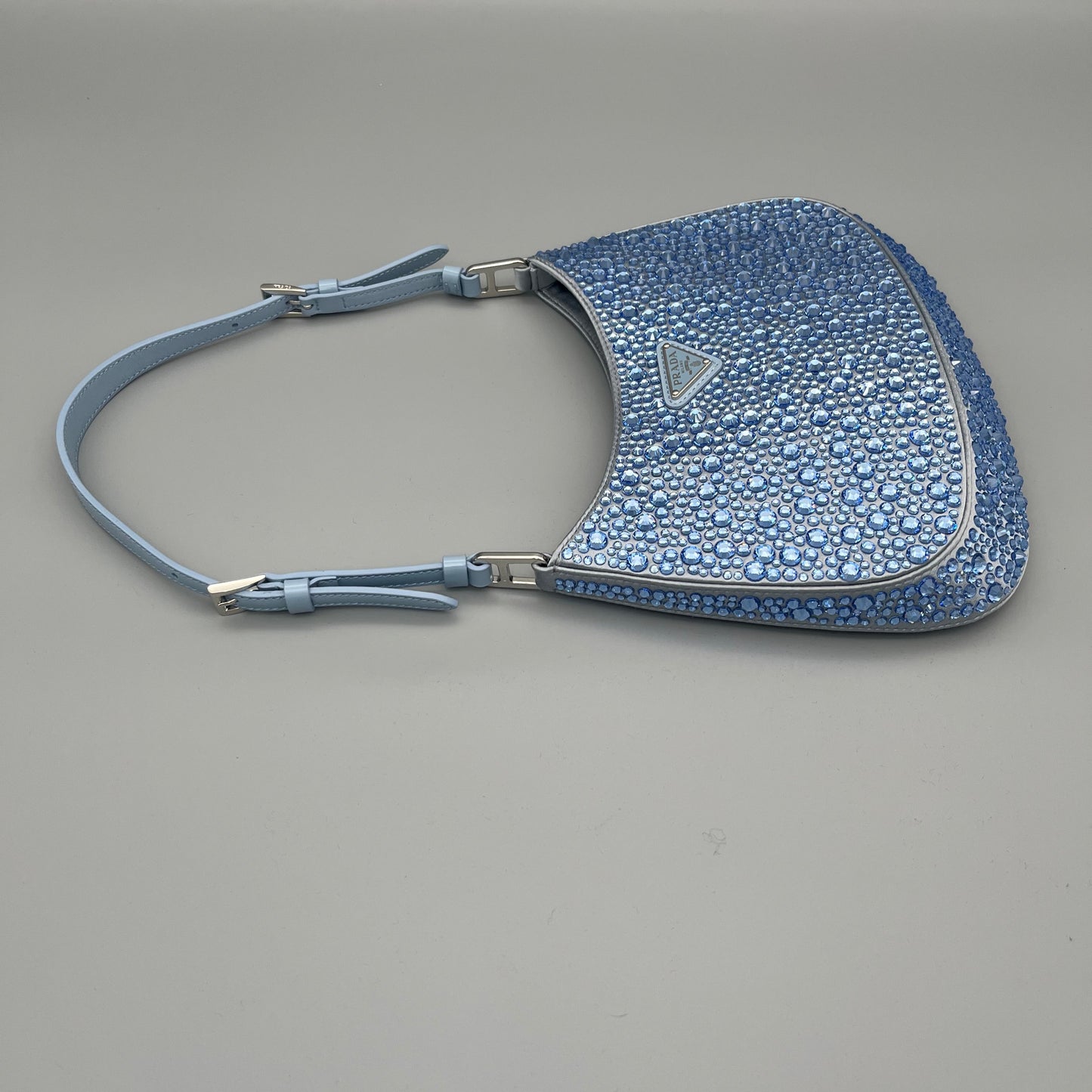 Prada Cleo Schultertasche in Blau mit funkelnden Kristallen - luxuriöse Designer-Bag für besondere Anlässe.