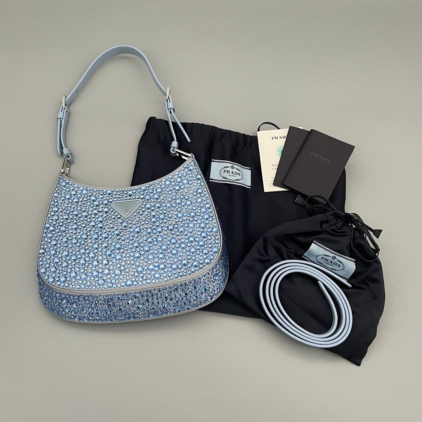 Prada Cleo Schultertasche in Blau mit funkelnden Kristallen - luxuriöse Designer-Bag für besondere Anlässe.