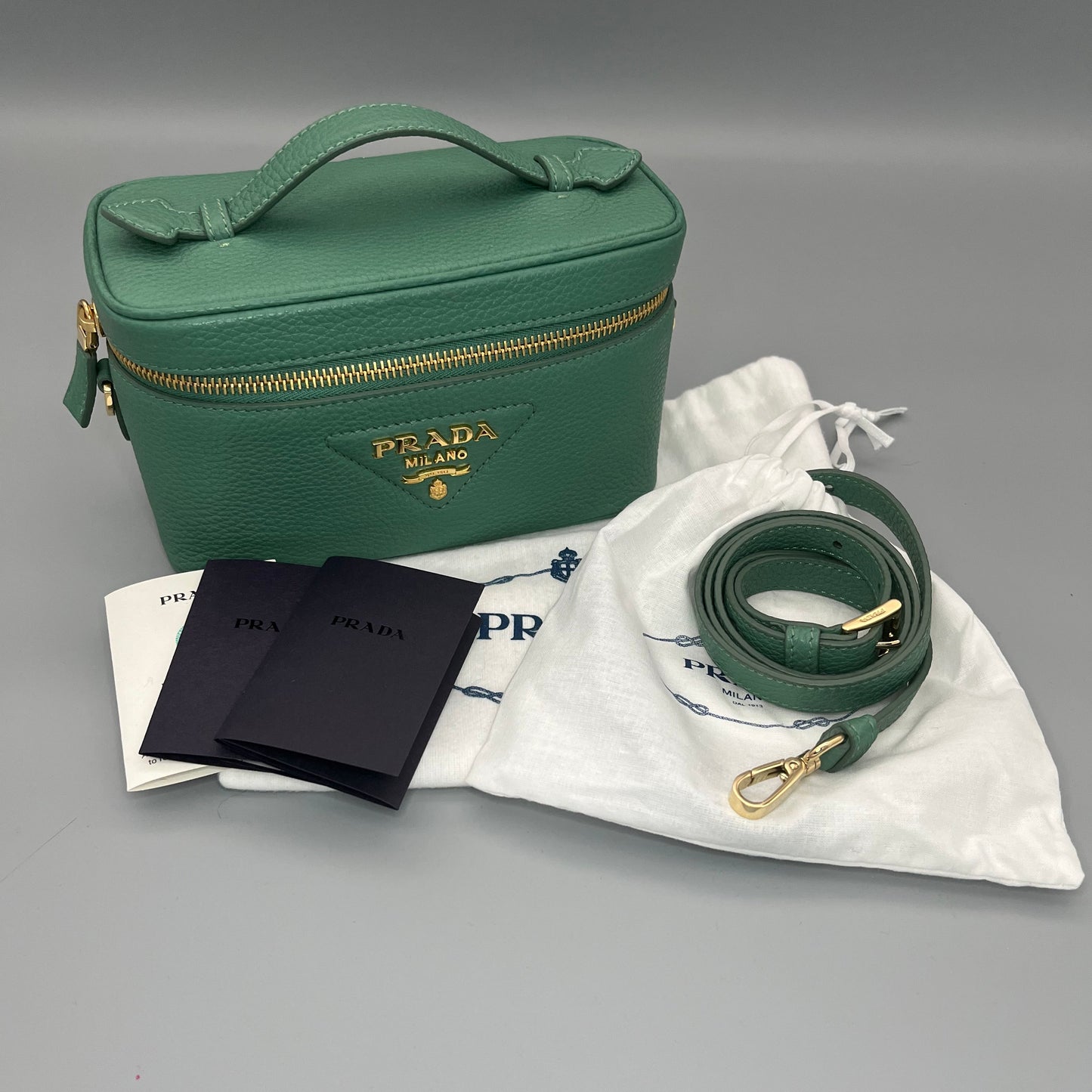 Prada Schultertasche in Mintgrün aus Leder - moderne Designer-Boxbag