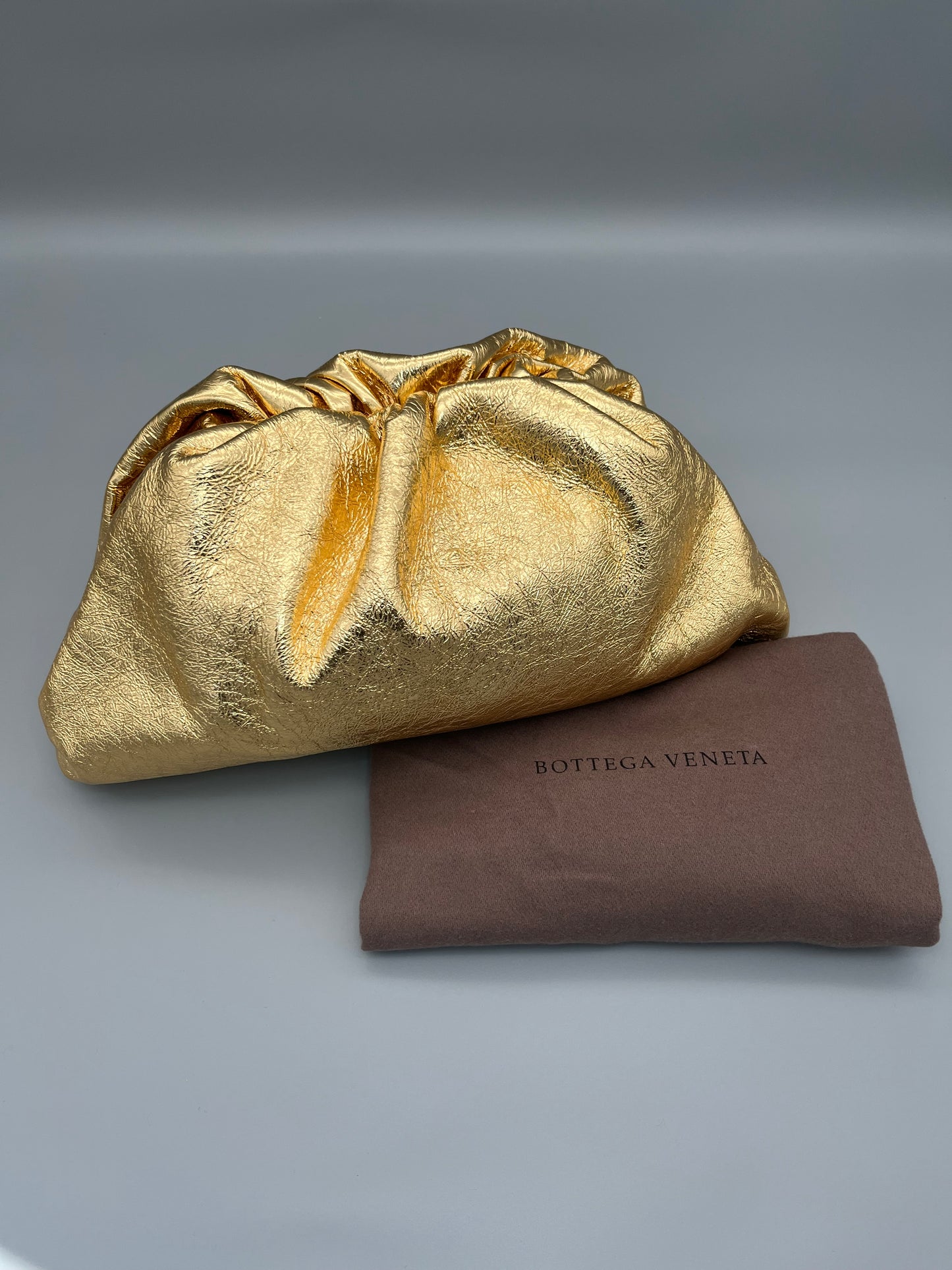 Bottega Veneta Gold Pouch Clutch Groß Neu