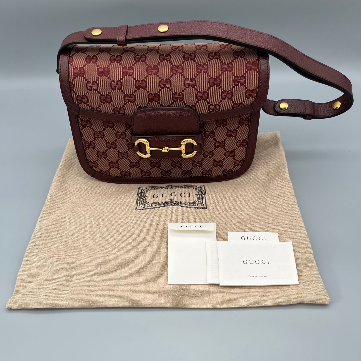 Gucci Horsebit 1955 Schultertasche aus bordeauxrotem Leder und GG Supreme Canvas mit goldener Horsebit-Schnalle - luxuriöser Klassiker aus dem Haus Gucci