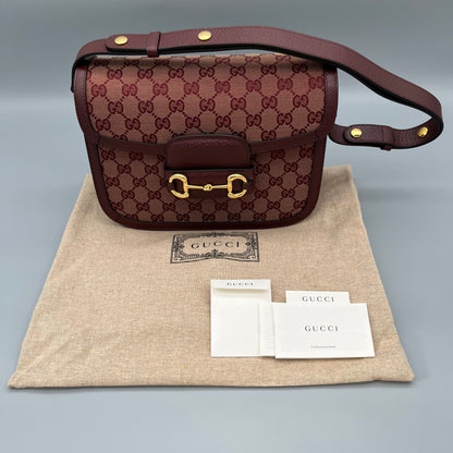 Gucci Horsebit 1955 Schultertasche aus bordeauxrotem Leder und GG Supreme Canvas mit goldener Horsebit-Schnalle - luxuriöser Klassiker aus dem Haus Gucci
