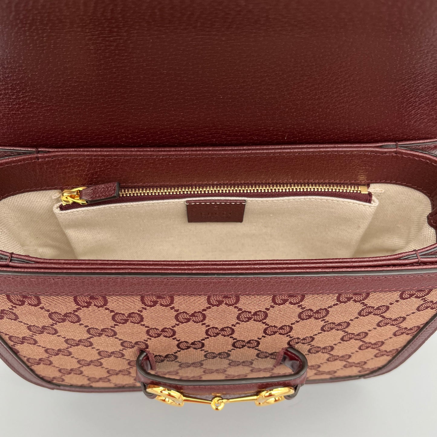 Gucci Horsebit 1955 Schultertasche aus bordeauxrotem Leder und GG Supreme Canvas mit goldener Horsebit-Schnalle - luxuriöser Klassiker aus dem Haus Gucci