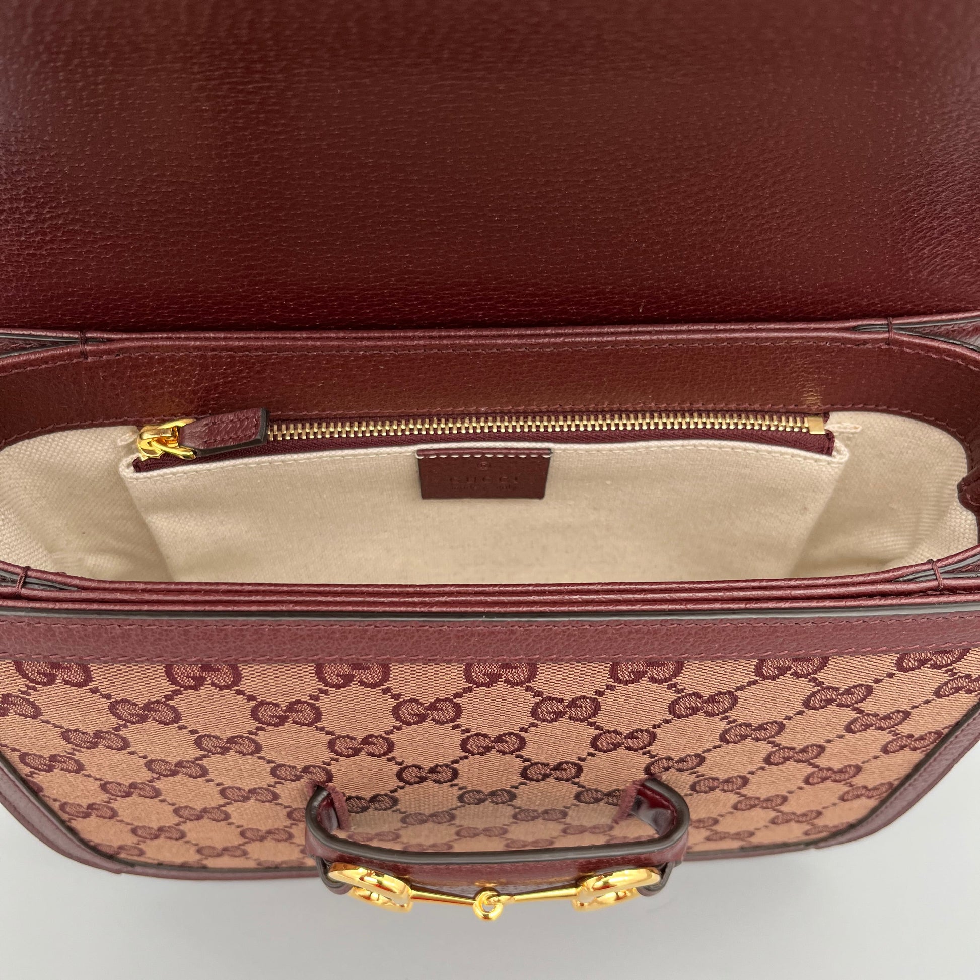 Gucci Horsebit 1955 Schultertasche aus bordeauxrotem Leder und GG Supreme Canvas mit goldener Horsebit-Schnalle - luxuriöser Klassiker aus dem Haus Gucci