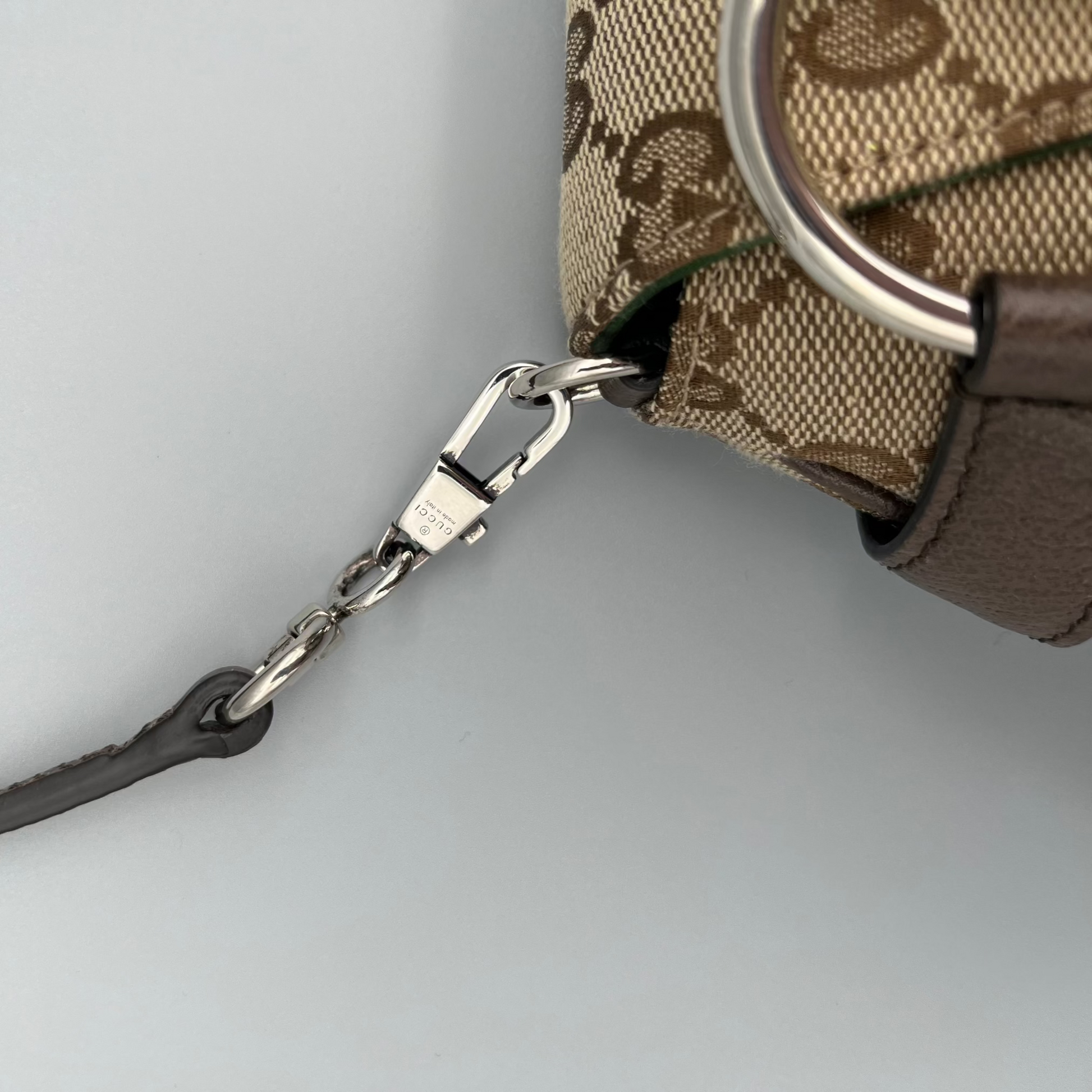 Luxus-Handtasche Gucci GG Canvas Horsebit Chain – kleine Schultertasche in Beige Braun
