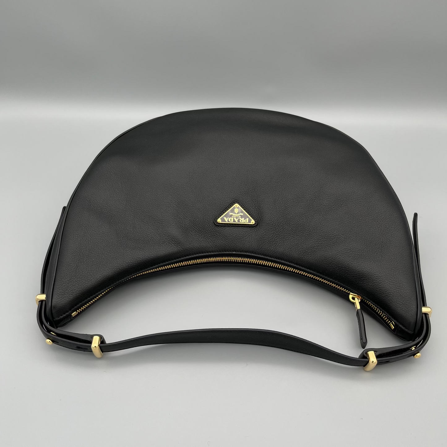 Luxushandtasche Prada Arqué Large – Designer Schultertasche Schwarz Leder