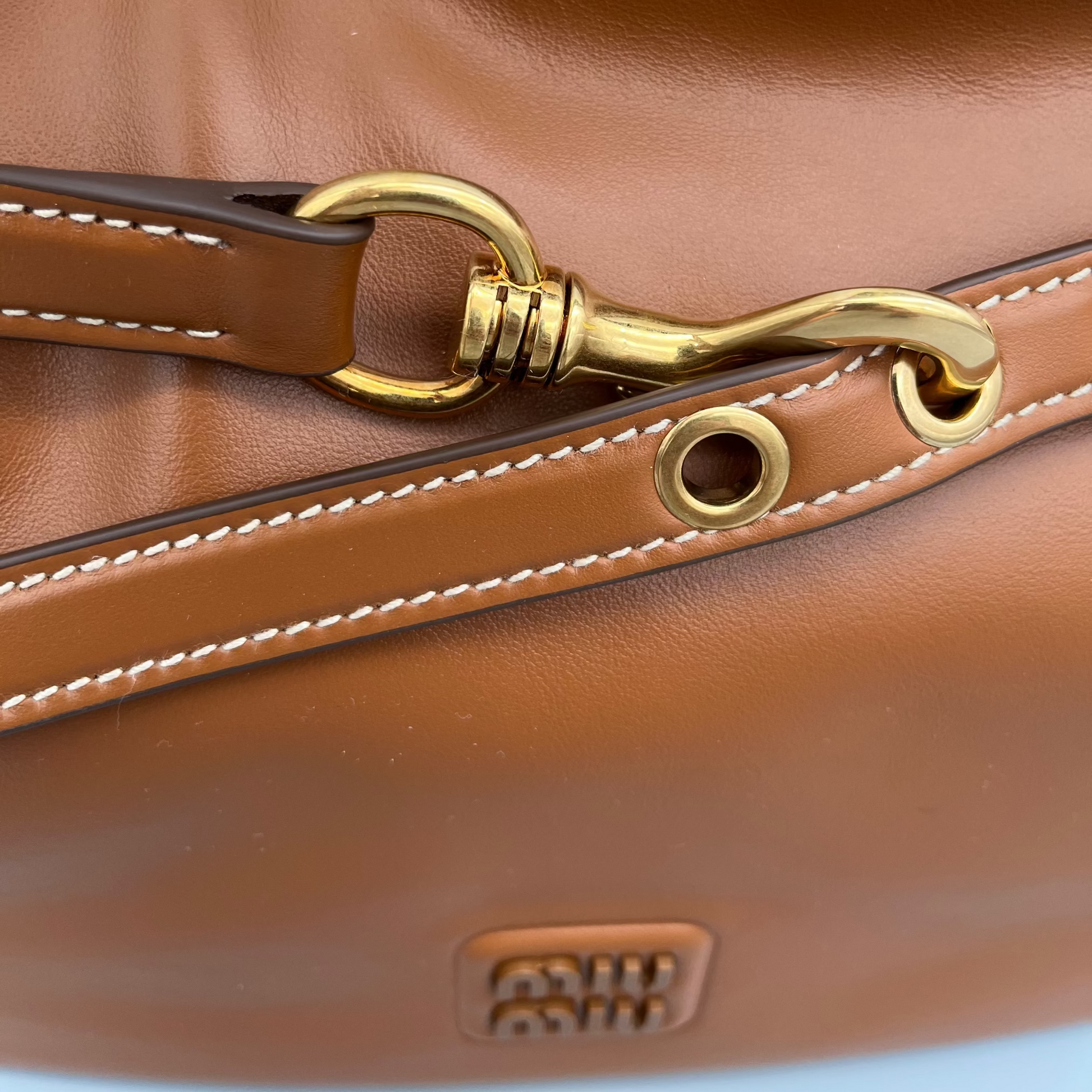 Miu Miu Aventure Bag Cognac Braun – hochwertige Designer-Bag mit goldfarbenem Detail