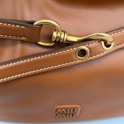 Miu Miu Aventure Bag Cognac Braun – hochwertige Designer-Bag mit goldfarbenem Detail