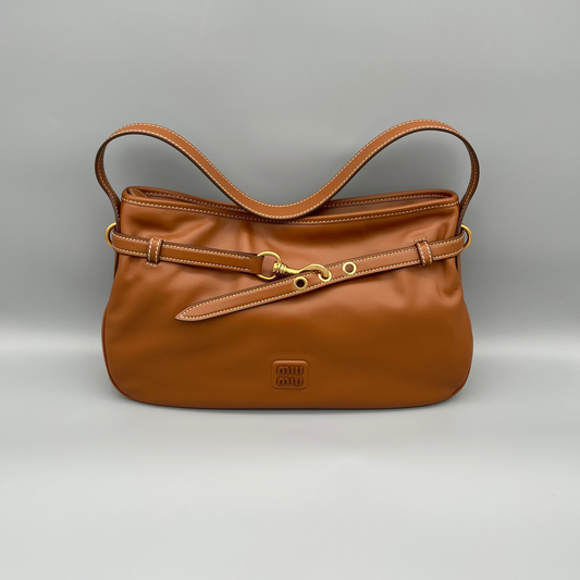 Miu Miu Aventure Bag Cognac Braun – luxuriöse Designer-Handtasche aus Leder mit goldfarbener Hardware einzelstck