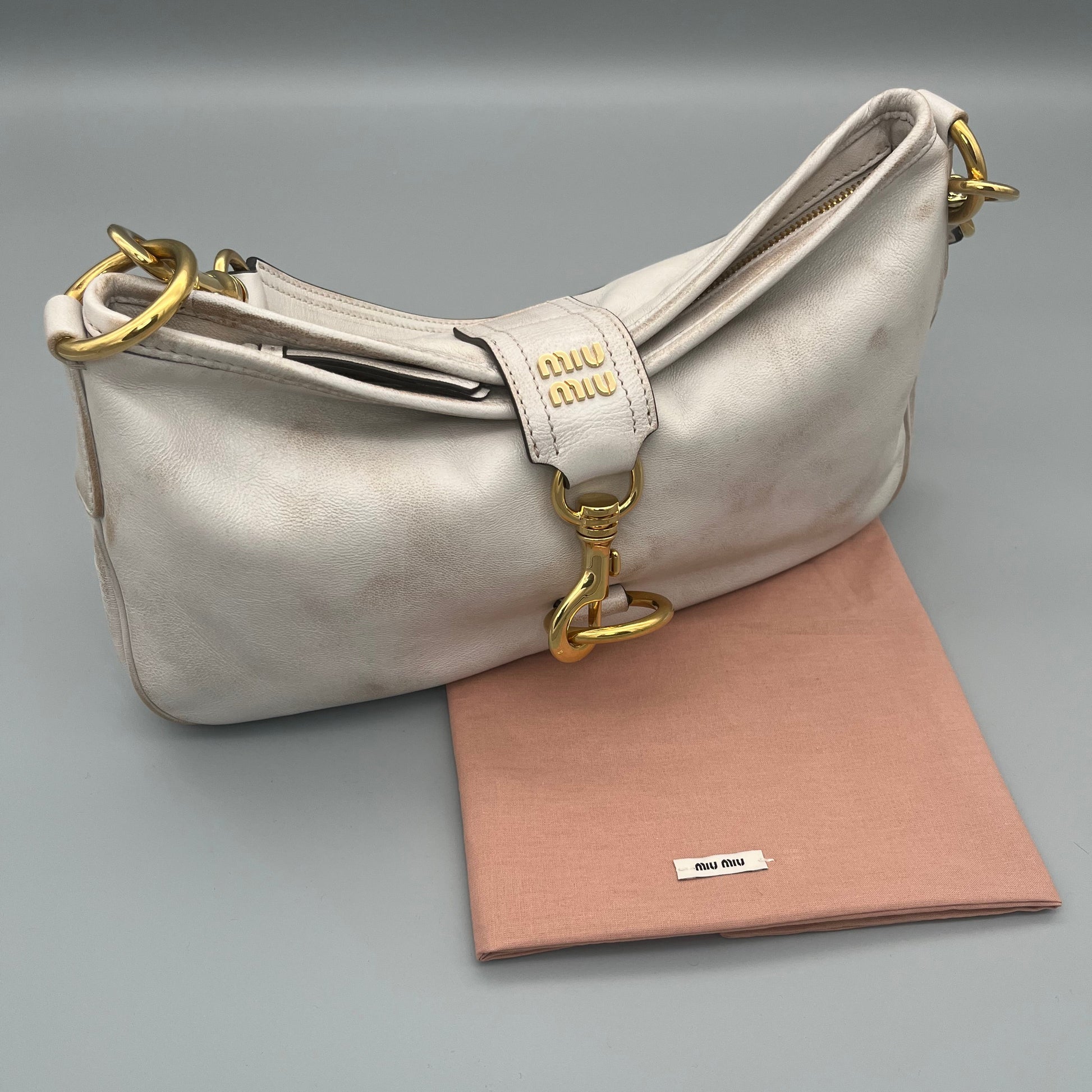 Miu Miu Schultertasche aus Off-White Leder mit goldenem Karabinerhaken zum schließen - elegante Designer-Tasche für den Alltag.