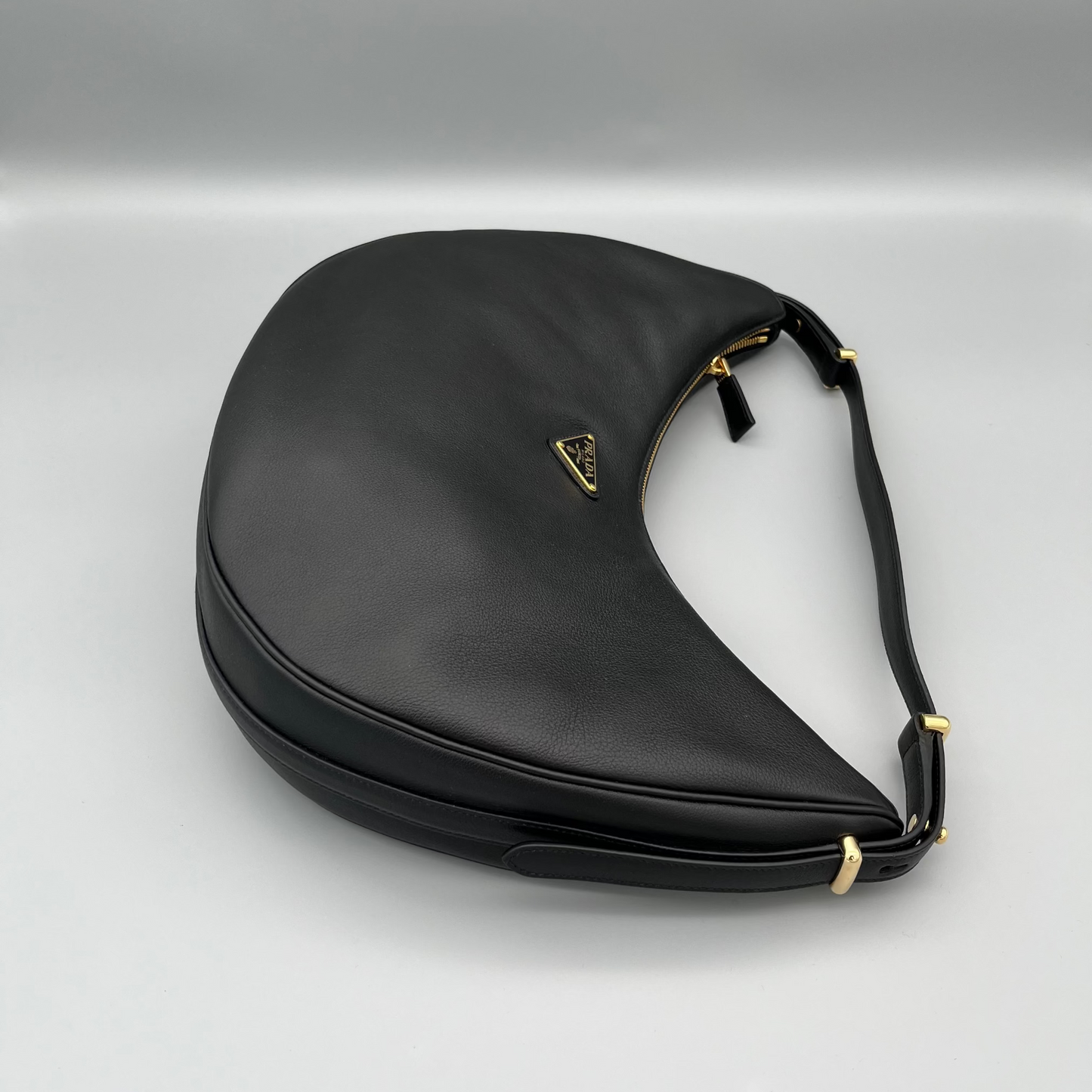 Prada Arqué Large Bag Schwarz – edle Leder-Schultertasche mit goldfarbenen Details