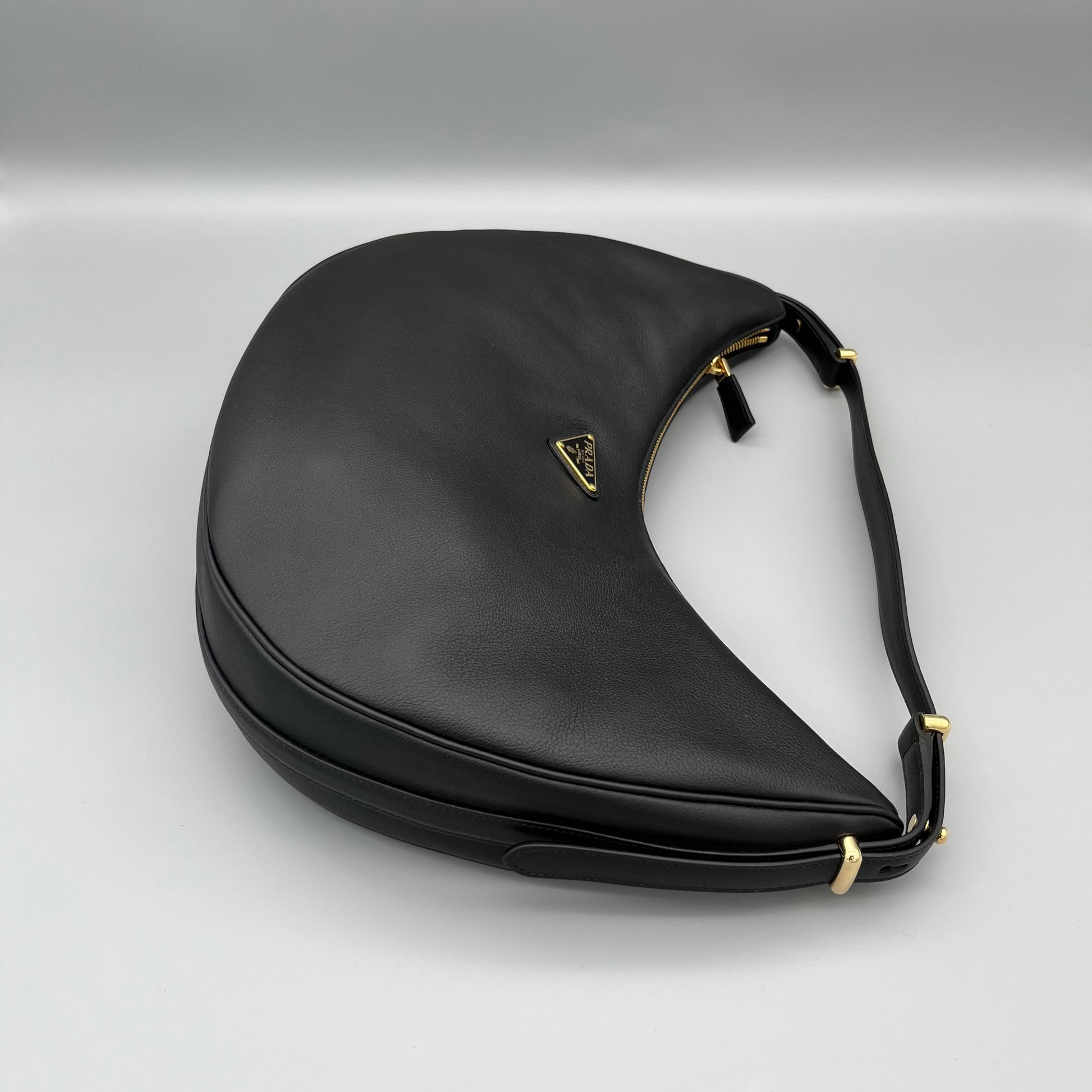 Prada Arqué Large Bag Schwarz – edle Leder-Schultertasche mit goldfarbenen Details