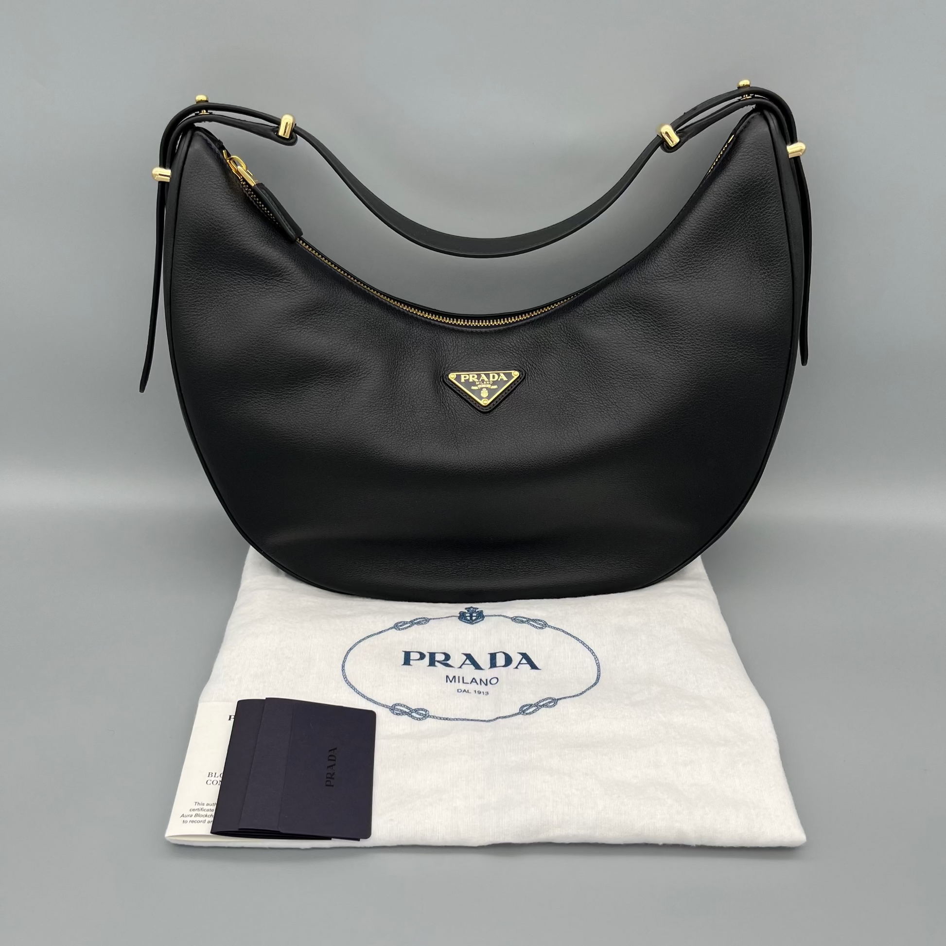 Prada Arqué Large Schultertasche Leder Schwarz – luxuriöses Prada Accessoire Einzelstck Luxushandtasche