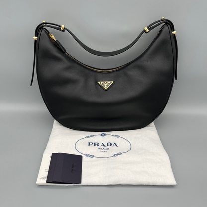Prada Arqué Large Schultertasche Leder Schwarz – luxuriöses Prada Accessoire Einzelstck Luxushandtasche