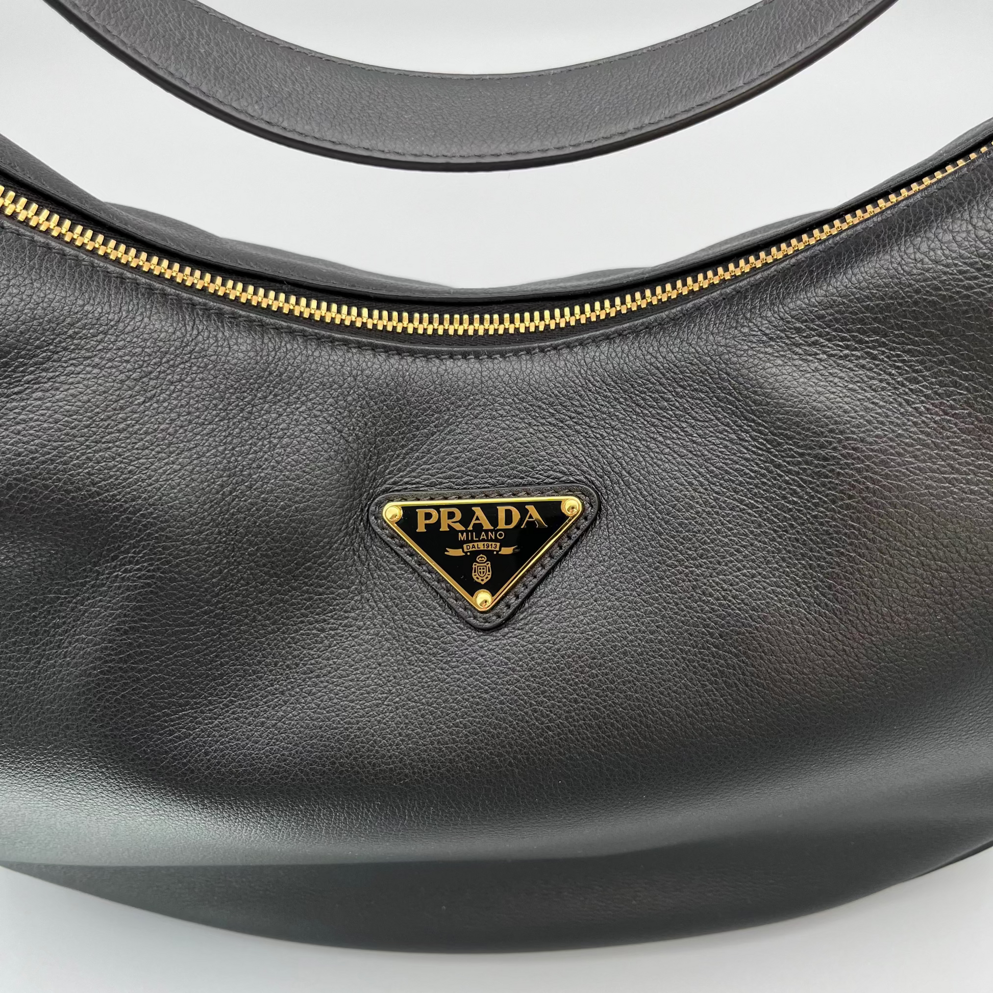 Prada Arqué Large schwarze Leder Schultertasche – exklusive Designer-Handtasche