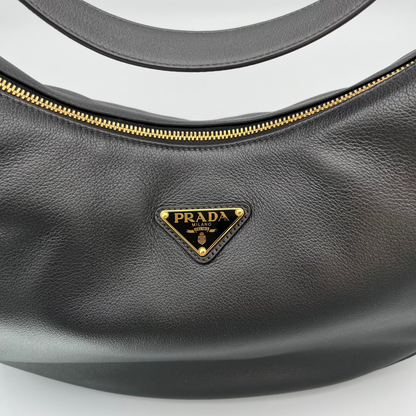 Prada Arqué Large schwarze Leder Schultertasche – exklusive Designer-Handtasche