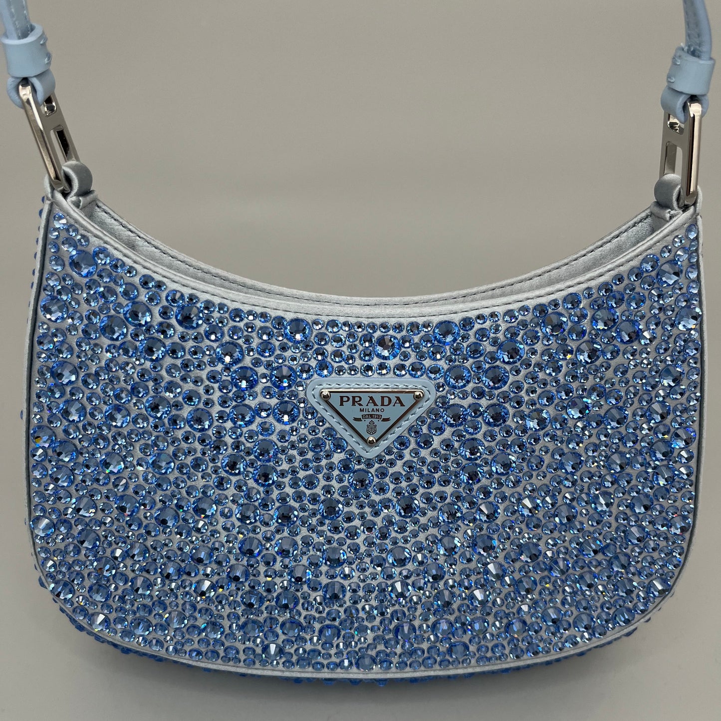 Prada Cleo Schultertasche in Blau mit funkelnden Kristallen - luxuriöse Designer-Bag für besondere Anlässe.