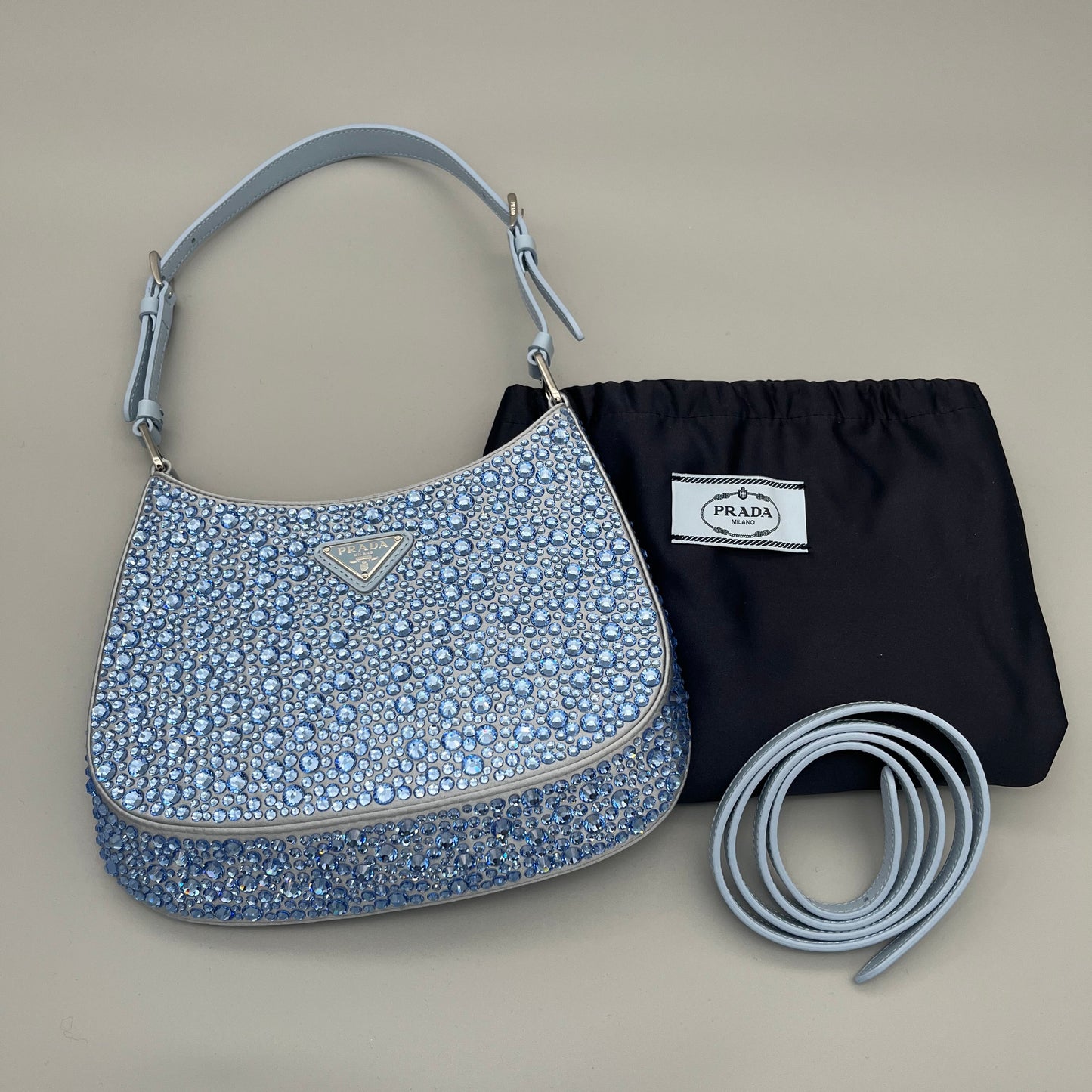 Prada Cleo Schultertasche in Blau mit funkelnden Kristallen - luxuriöse Designer-Bag für besondere Anlässe.
